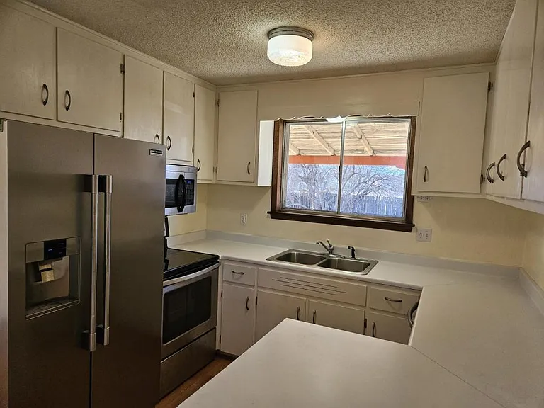 2425 Emery St — Photo 6