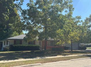 1210 Woodridge Dr, Rockford, IL 61108
