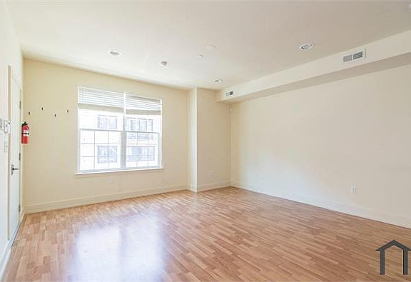 3rd image of 1505 W Master St #2