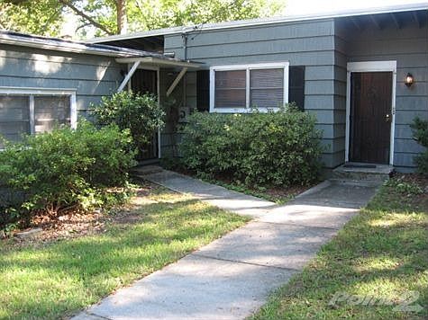 Home features 2 seperate entrances.