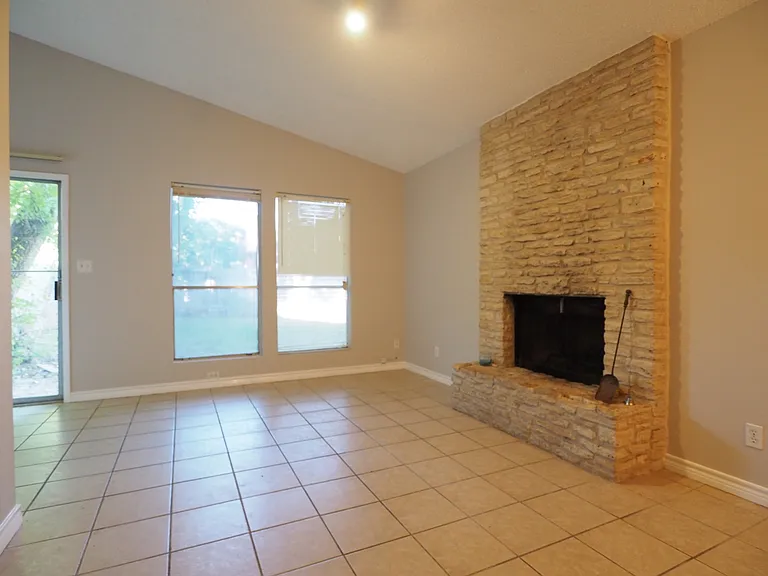 1012 Fieldwood Dr — Photo 4