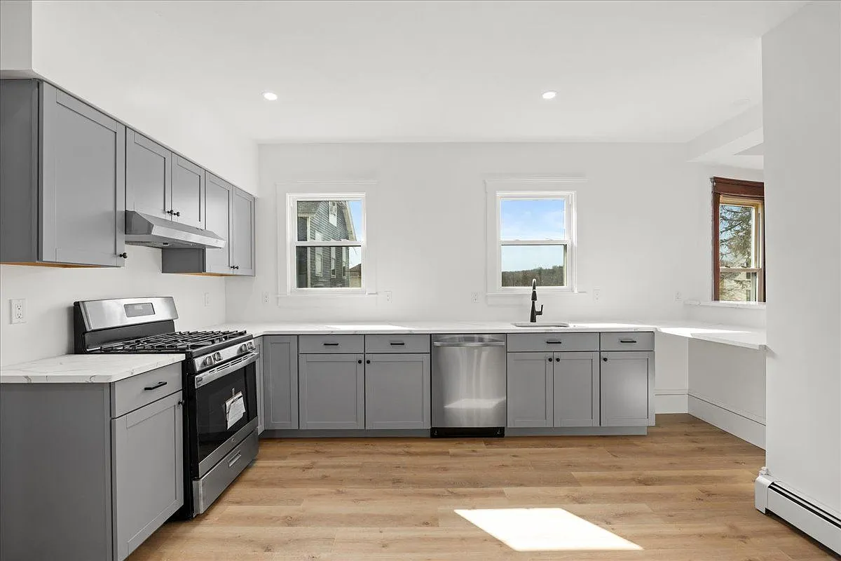 2 bed, 1.0 bath, 1274 sqft, $2,200 — Photo 1