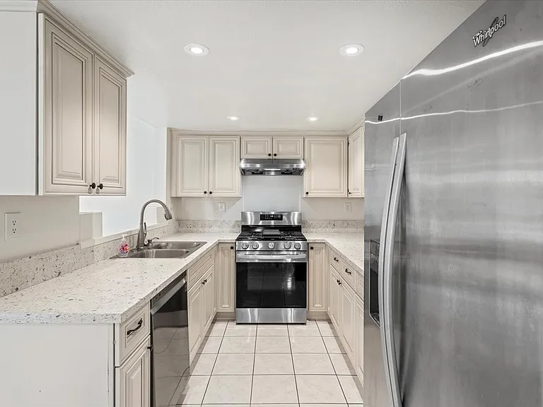 200 E Windsor Rd #1 — Photo 9
