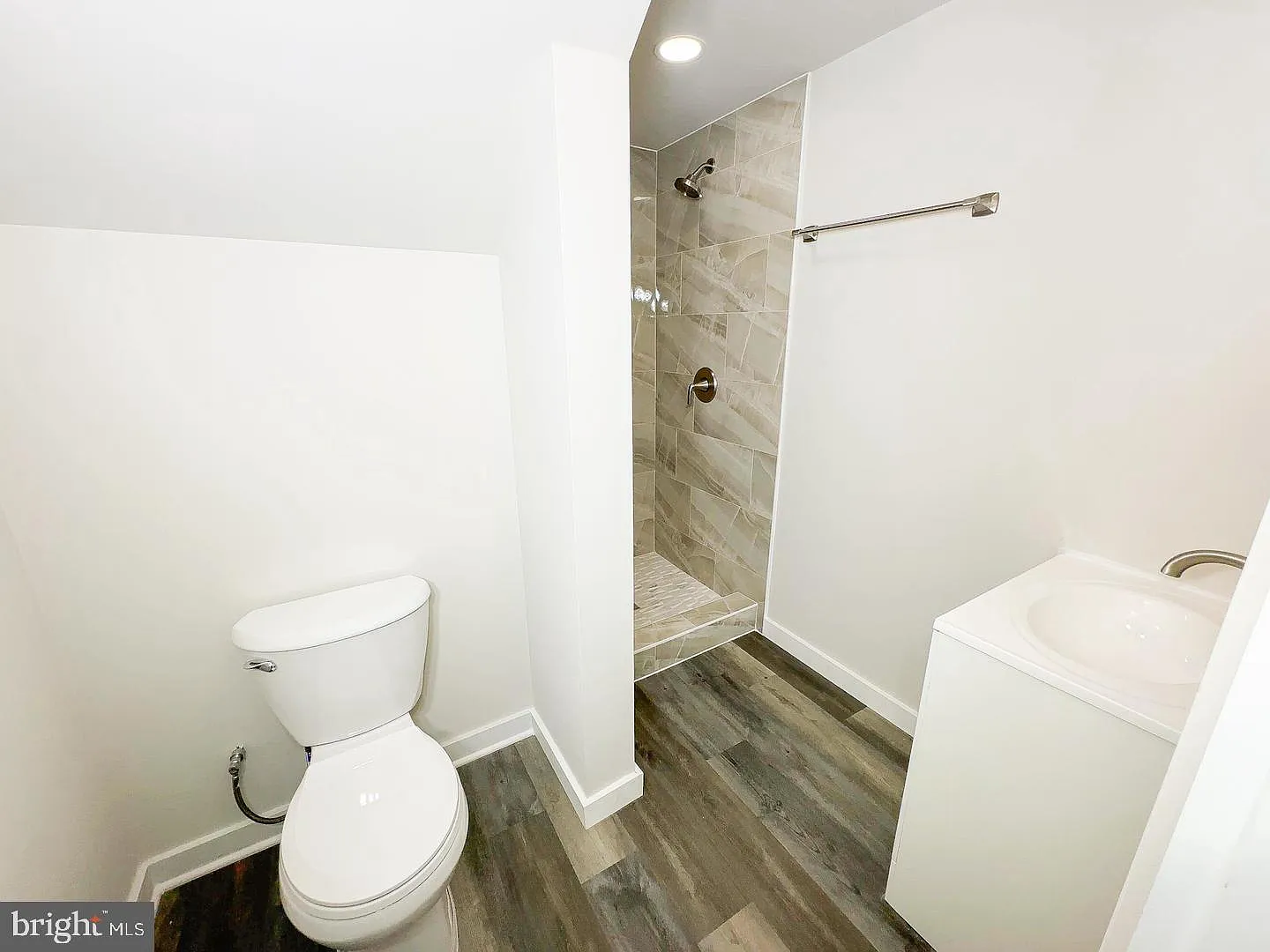 3 bed, 2.0 bath, 4682 sqft, $2,500 — Photo 4