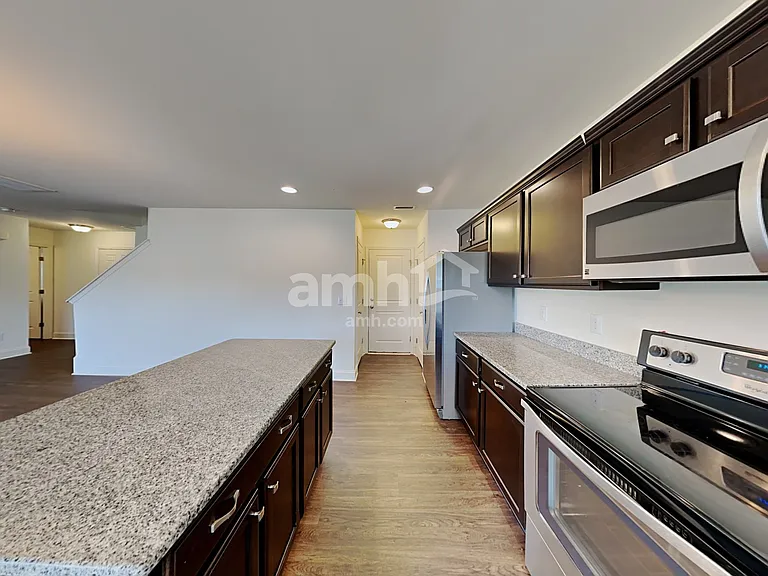 255 Plymouth Dr — Photo 3