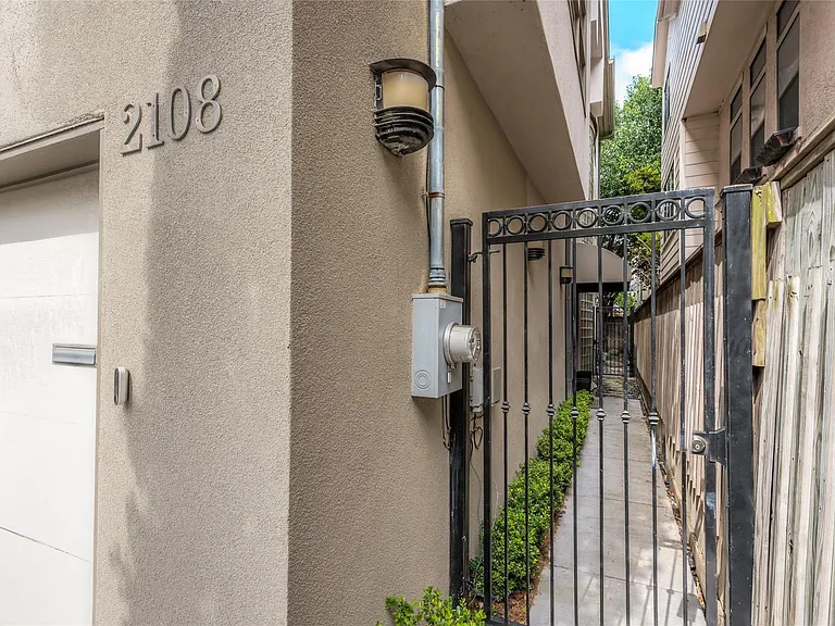 2108 Driscoll St — Photo 4