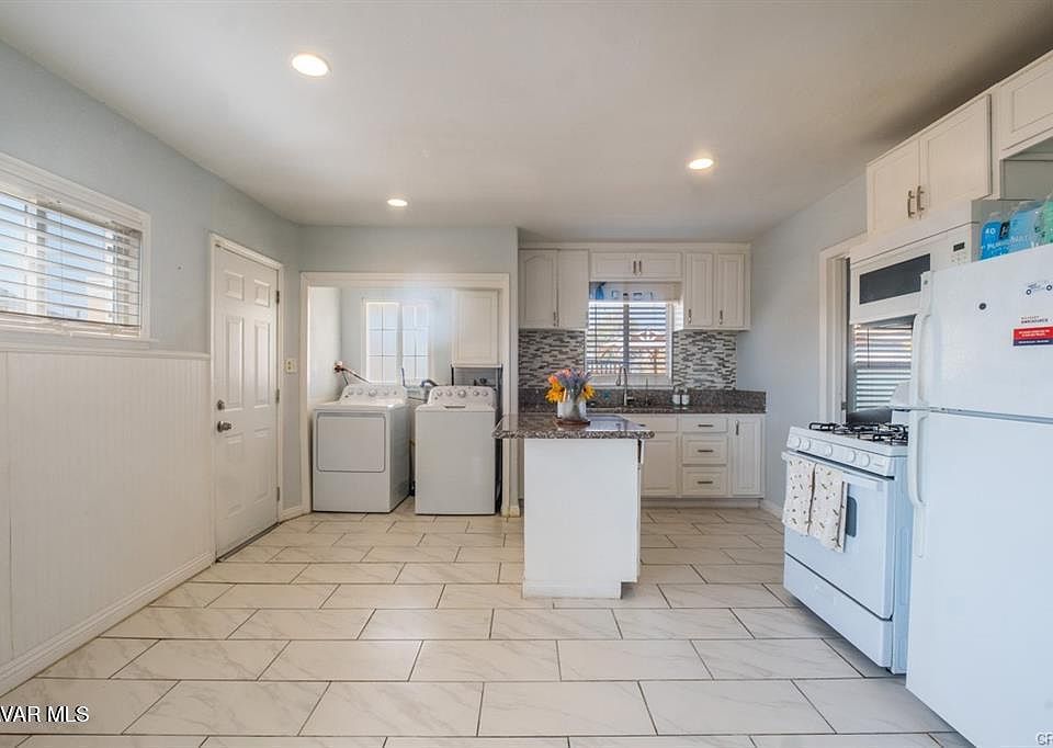 1st image of 2725 Desert St #2725