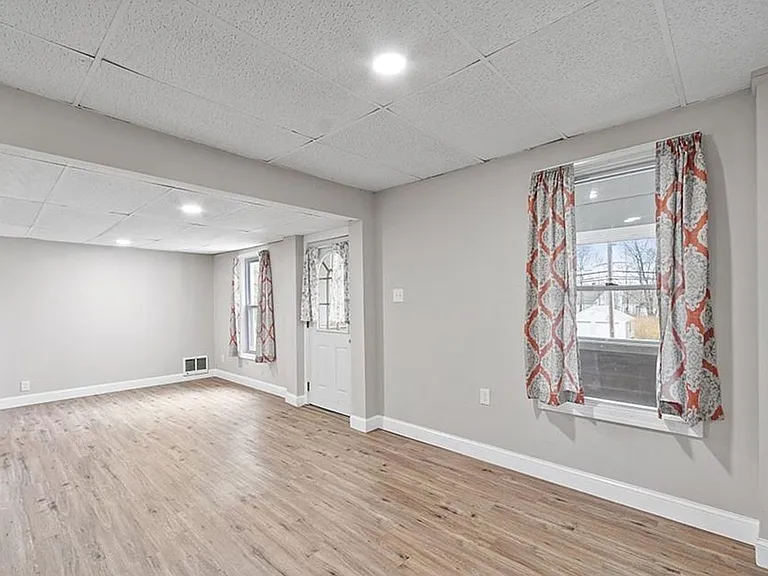 92 Maple St — Photo 4