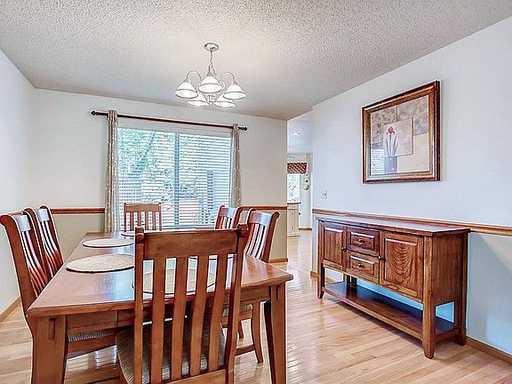 Dining area, connecting to the kitchen
