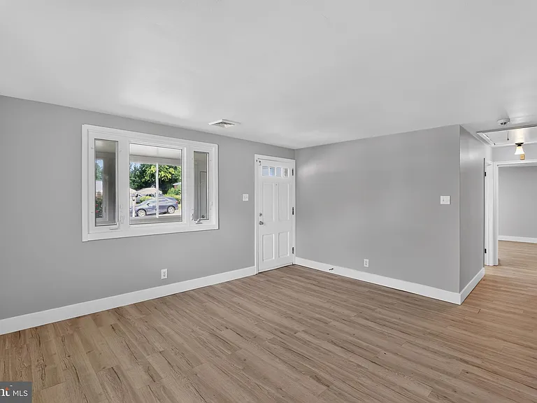 1539 Reservoir Ave — Photo 4