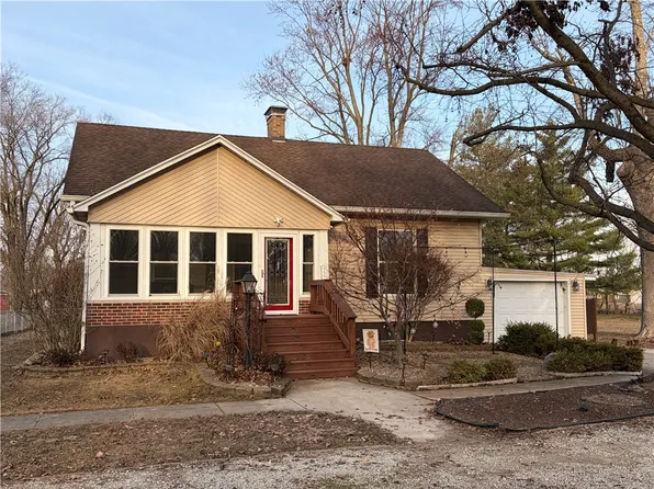 957 Chestnut Ave, Neoga, IL 62447