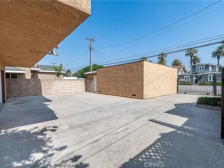 415 W Center St — Photo 3