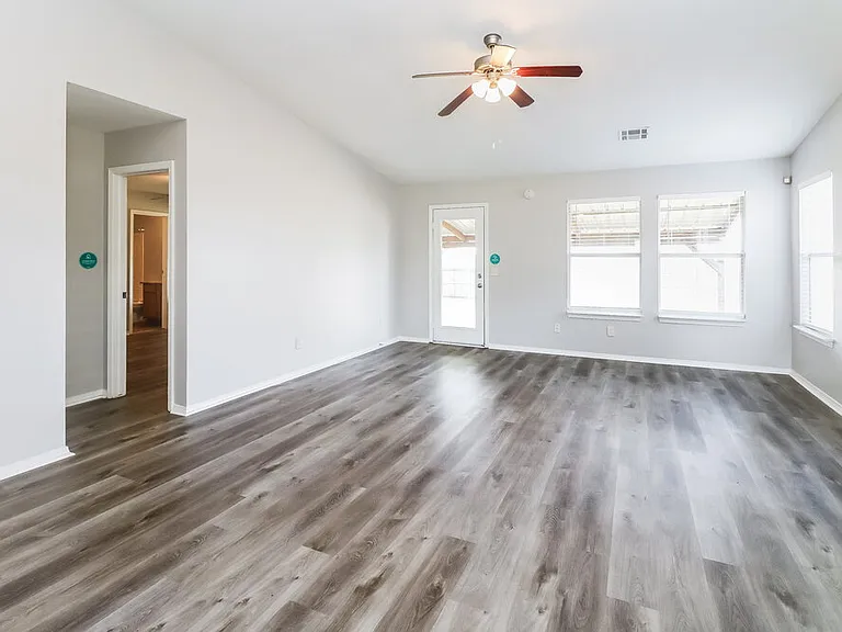 1101 Edinburg Dr — Photo 3