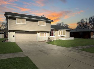 3320 S Manor Dr, Lansing, IL