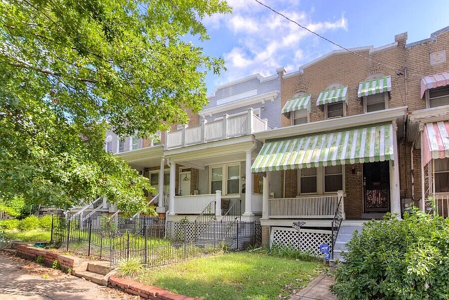 Modern Petworth Rowhome Perfect for Commuters! Off-street parking! — Photo 3