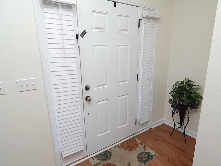 212 Glossy Green Ln — Photo 4