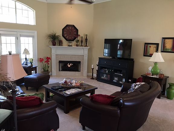 Gas log fireplace
