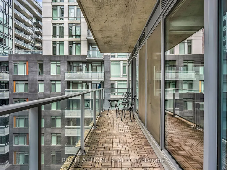 650 King St W #605 — Photo 35