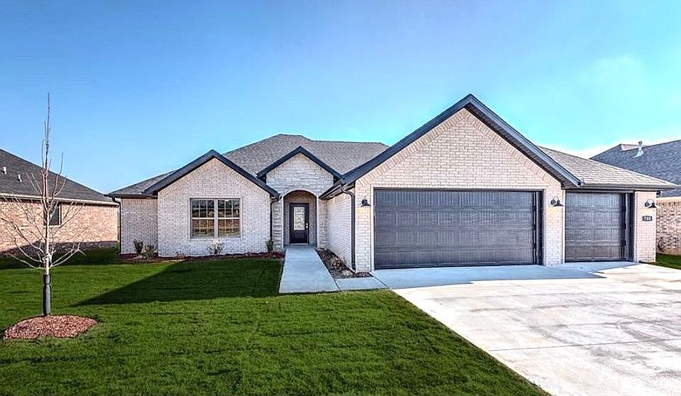 1st image of 700 Maplewood Dr