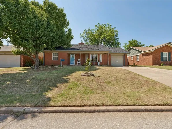 2429 Huntleigh Dr, Village, OK 73120