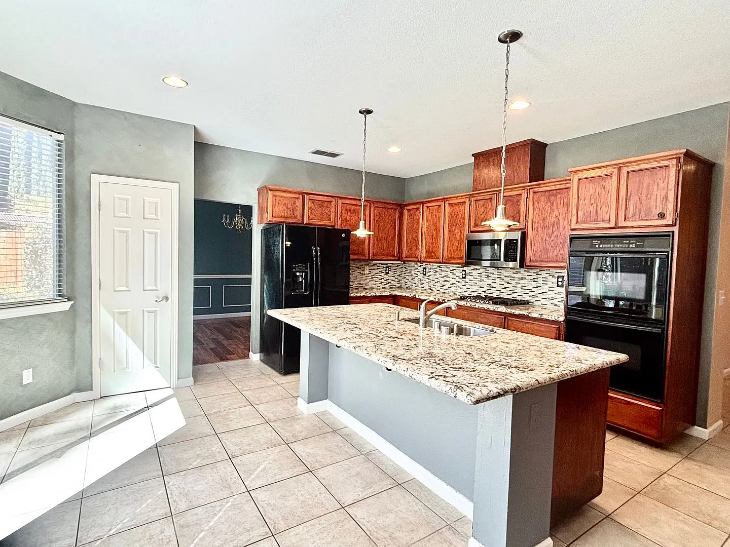 $1000 Off First Month Rent if Approved and Moved In By 10/9/26 — Photo 3