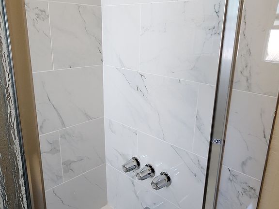 3rd image of 921 E Broadway #305