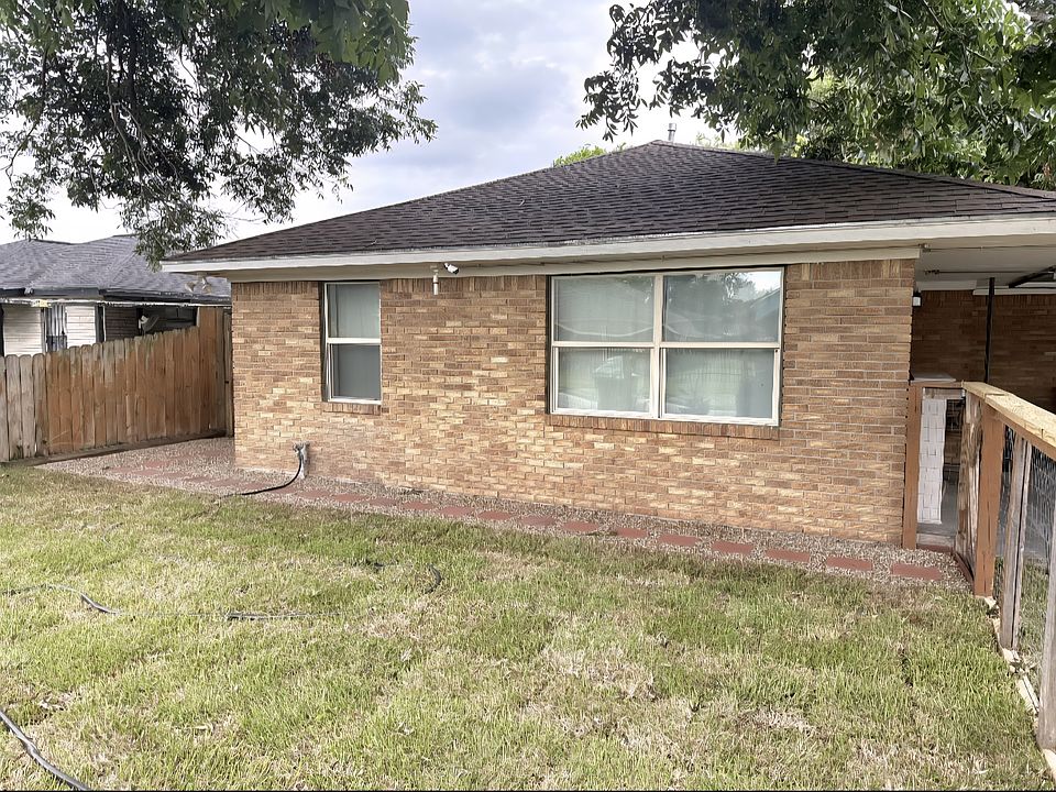 Front yard refreshed with brand new sod_move-in ready inside and out.