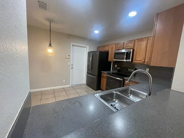 3 bed, 2.5 bath, 1560 sqft, $2,800 — Photo 4