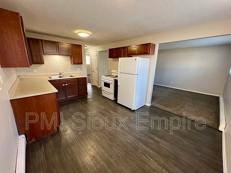 2 bed, 1.0 bath, 700 sqft, $800 — Photo 2