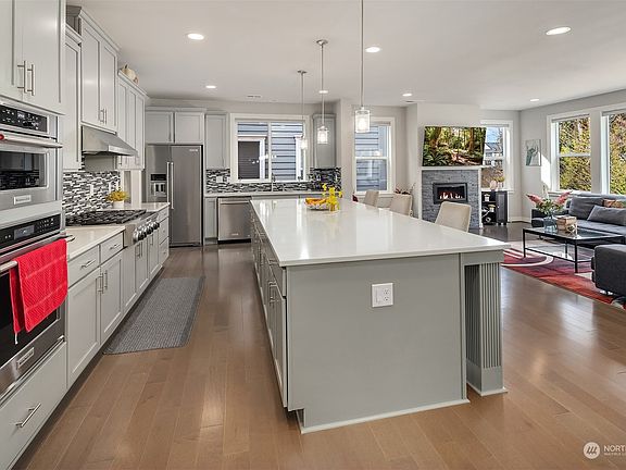 5th image of 915 Pine Crest Circle NE