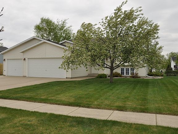 Minimal yard work. 2 flower beds and lawn to mow.