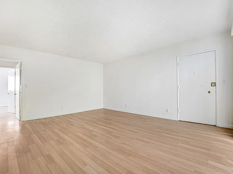 937 6th St in Santa Monica - North of Wilshire and 6 blocks to the beach! — Photo 9