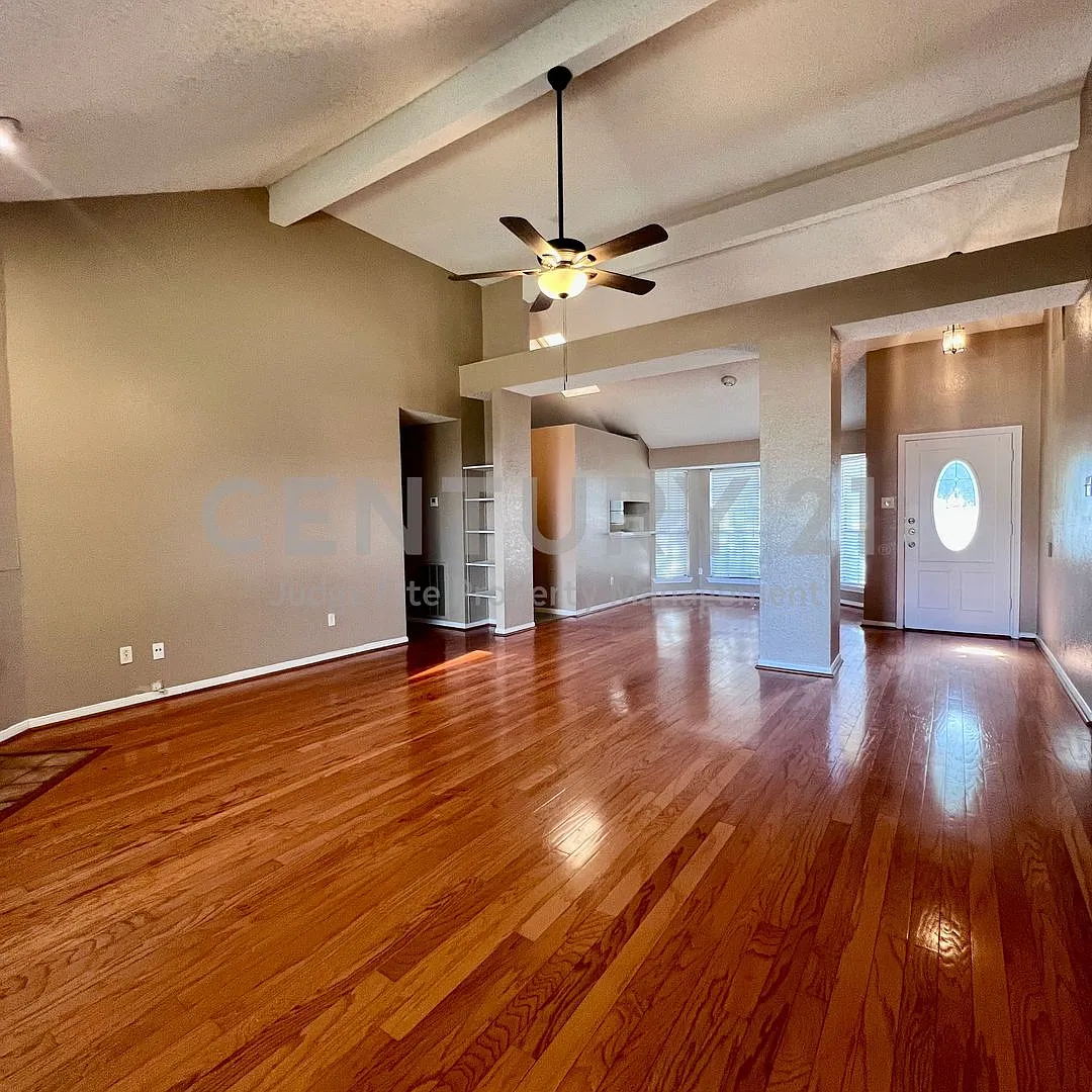 Fabulous 3/2/2 Nestled on Corner of Cul-de-sac in Red Oak ISD For Rent! — Photo 2