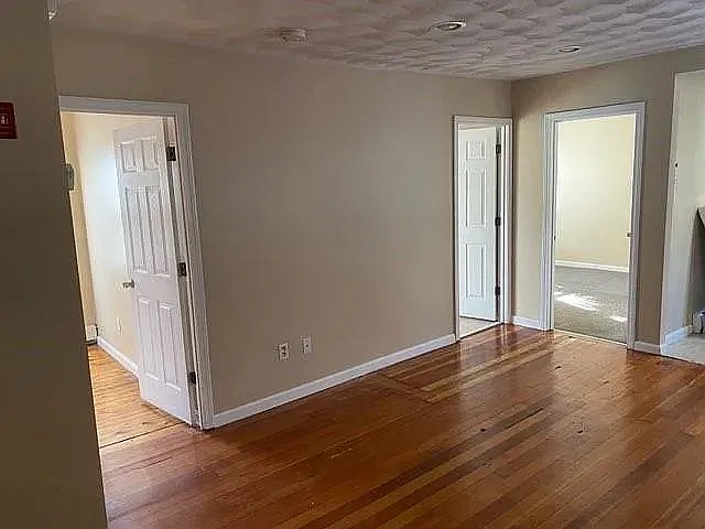 4 bed, 1377 sqft, $2,400 — Photo 4