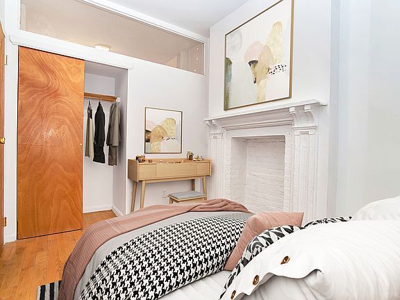 4th image of 8 Saint Marks Pl APT 15