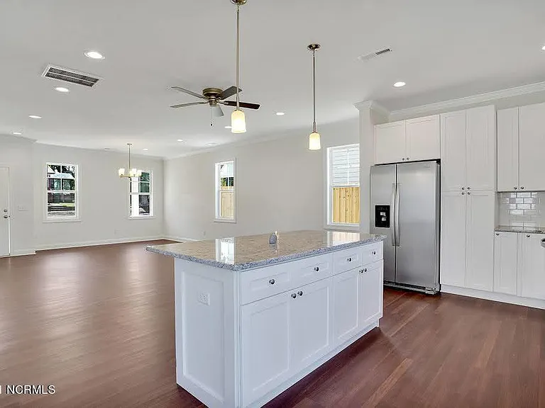 1007 Campbell St — Photo 14