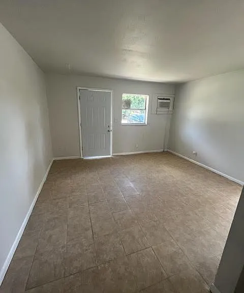 3813 Seminole Ave #3813 — Photo 2
