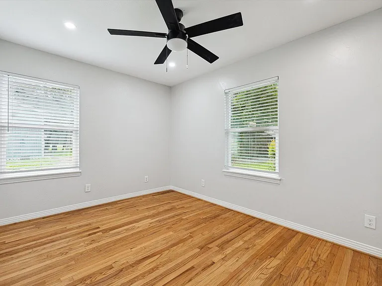 522 Barkley St — Photo 7