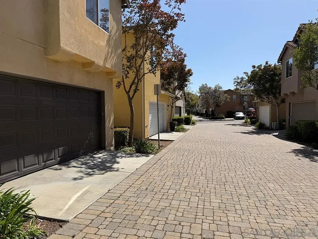 4 bed, 2.5 bath, 2075 sqft, $5,250 — Photo 4