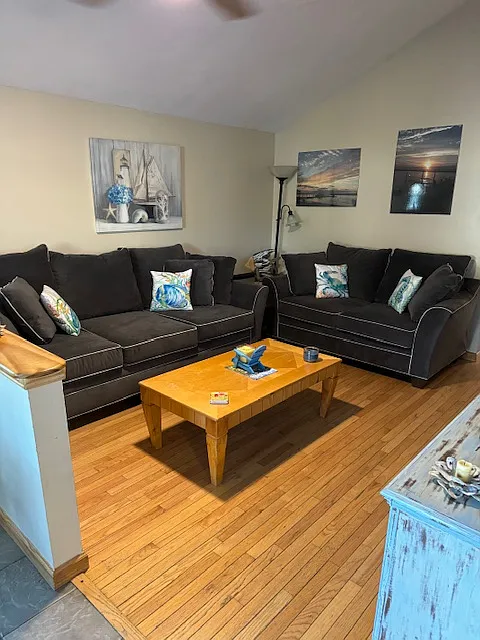 4 bed, 1328 sqft, $2,695 — Photo 2