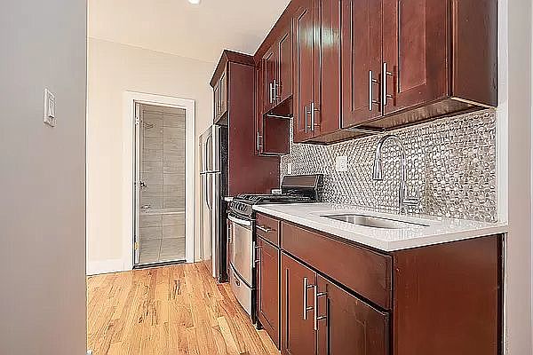 1st image of 1995 Pacific St #5