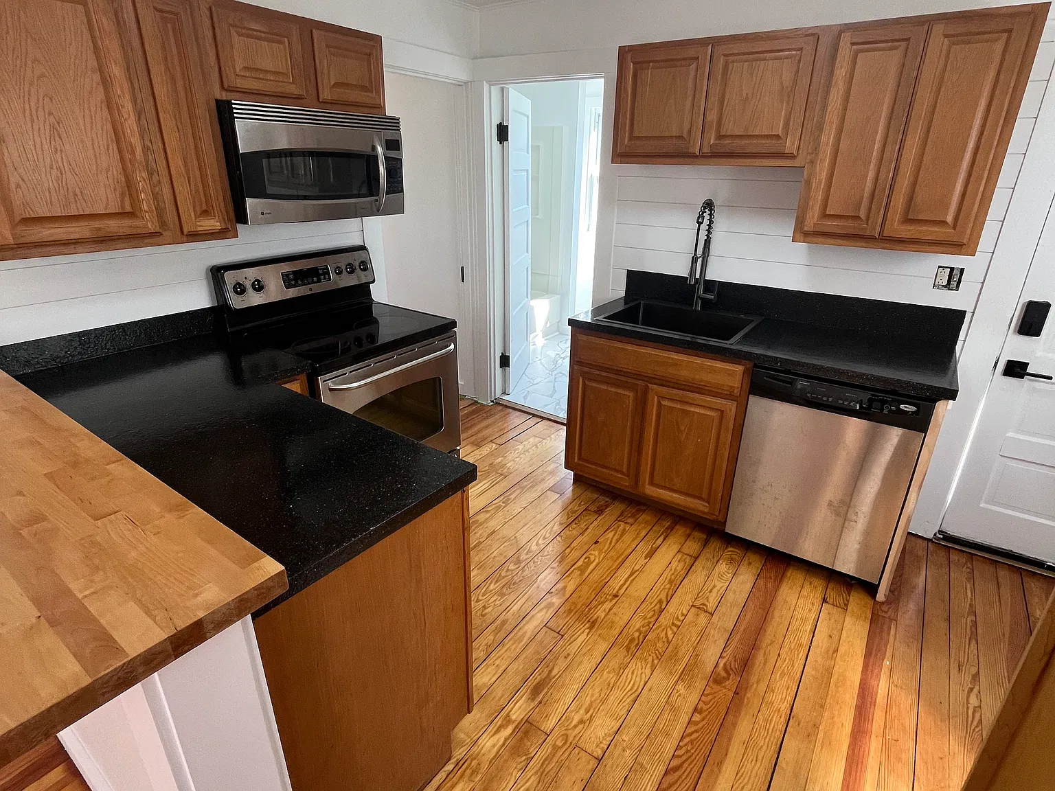 2 bed, 900 sqft, $2,500 — Photo 2