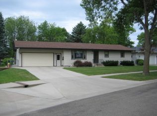 617 Maple Ln, Moorhead, MN 56560