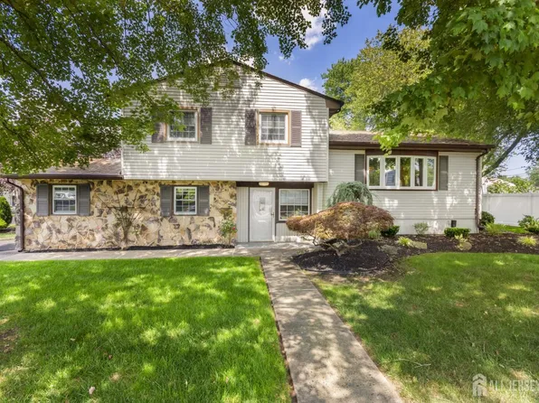 20 Creighton Cir, Old Bridge, NJ 08857