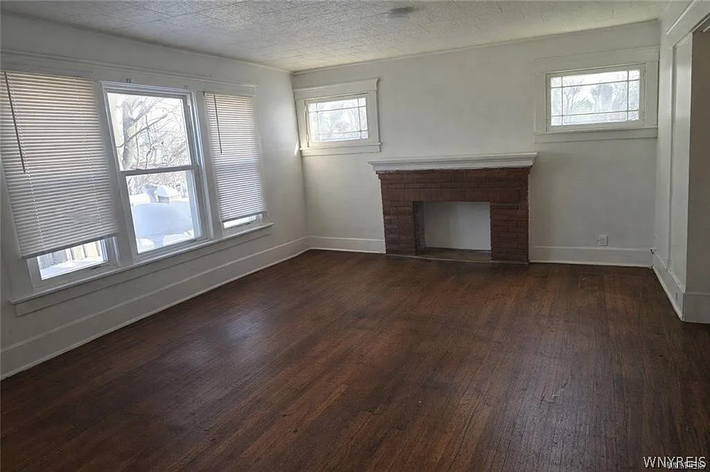 4 bed, 1.5 bath, 2560 sqft, $1,680 — Photo 2