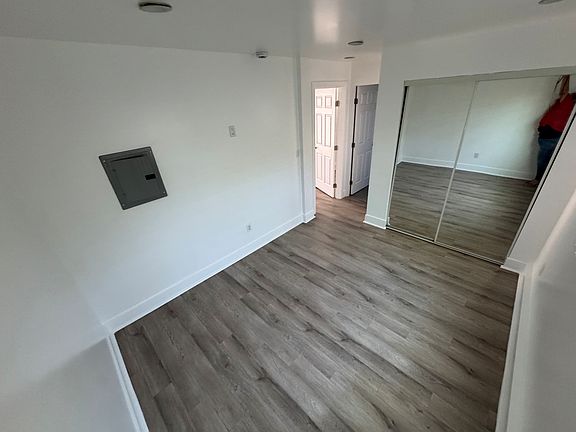 4th image of 1114 W 55th St