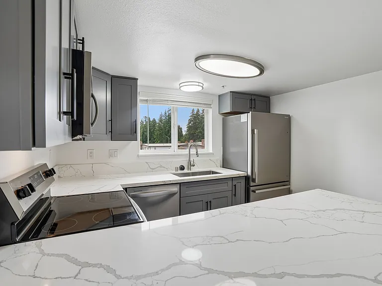 Sunset Highlands Apartments — Photo 32