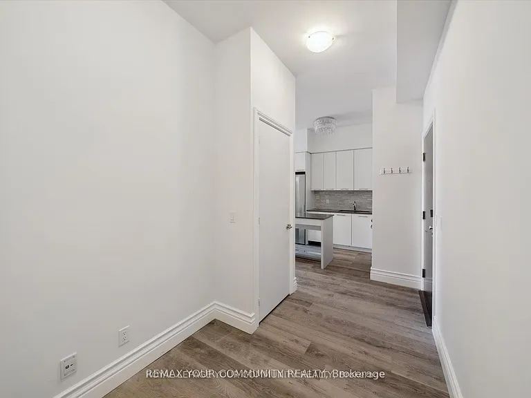 9471 Yonge St #230 — Photo 17