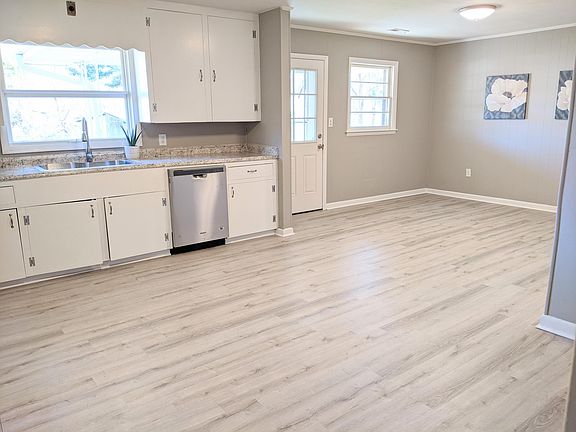4th image of 2631 Hawaii St