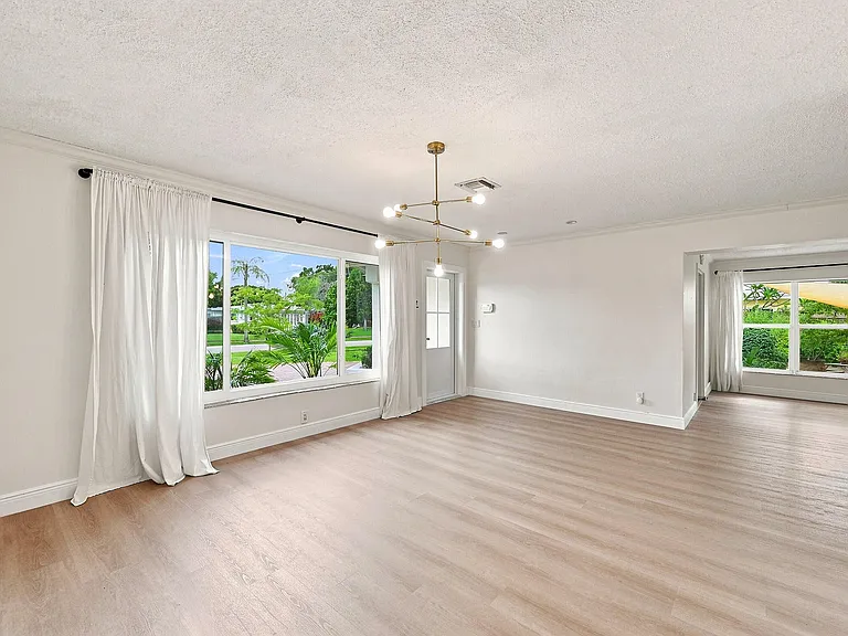 351 SW 13th St — Photo 6